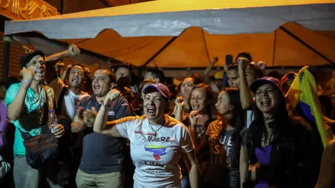 Un grupo de simpatizantes de la oposición celebra luego del cierre de las mesas de votación de la consulta opositora en Caracas (Venezuela Un grupo de simpatizantes de la oposición celebra luego del cierre de las mesas de votación de la consulta opositora en Caracas (Venezuela