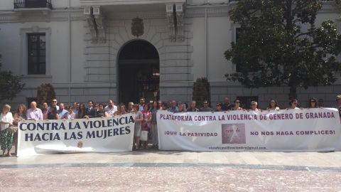 Minuto de silencio frente al Ayuntamiento de Granada