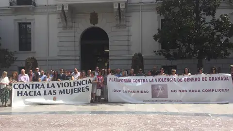 Minuto de silencio frente al Ayuntamiento de Granada Minuto de silencio frente al Ayuntamiento de Granada