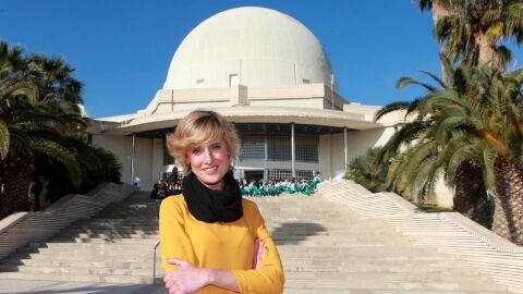 La concejal Ver&oacute;nica Ru&iacute;z frente al planetario de Castell&oacute;n