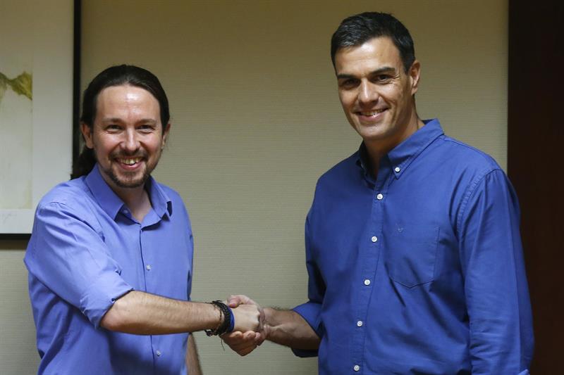 Sánchez e Iglesias piden juntos que Rajoy comparezca en un pleno extraordinario por la 'Gürtel' Sánchez e Iglesias piden juntos que Rajoy comparezca en un pleno extraordinario por la 'Gürtel'