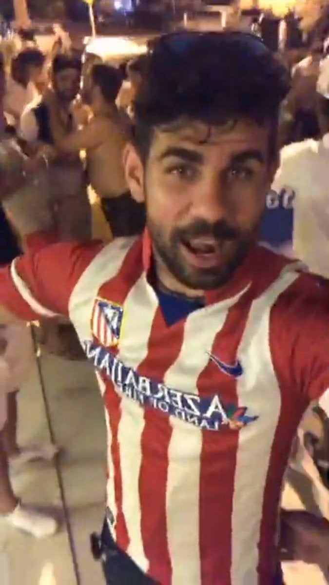Diego Costa ya se viste con la camiseta del Atlético y manda un mensaje a Conte Diego Costa ya se viste con la camiseta del Atlético y manda un mensaje a Conte