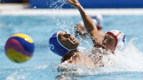 Albert Espa&ntilde;ol defiende en el partido ante Grecia