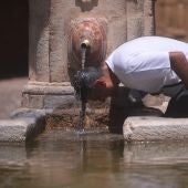 Un hombre combate el calor en una fuente