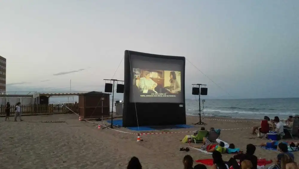 Proyección de cortometrajes del Festival de Cine de Elche en la playa de Arenales del Sol