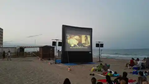 Proyección de cortometrajes del Festival de Cine de Elche en la playa de Arenales del Sol Proyección de cortometrajes del Festival de Cine de Elche en la playa de Arenales del Sol