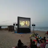 Proyección de cortometrajes del Festival de Cine de Elche en la playa de Arenales del Sol Proyección de cortometrajes del Festival de Cine de Elche en la playa de Arenales del Sol