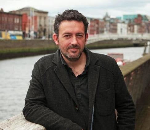 Mikel Santiago: "La novela es un thriller y un enigma constante" Mikel Santiago: "La novela es un thriller y un enigma constante"