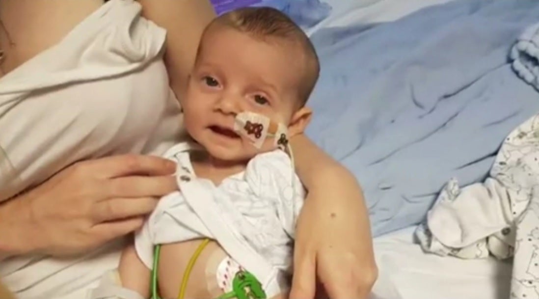 "Dulces sueños bebé, duerme bien", las últimas palabras a Charlie Gard de sus padres tras una larga lucha por su vida "Dulces sueños bebé, duerme bien", las últimas palabras a Charlie Gard de sus padres tras una larga lucha por su vida