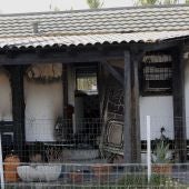 Restos de la casa del incendio en El Palmar (Cádiz)