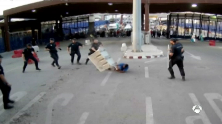 El policía que redujo al atacante de Melilla: "pensé que con la barrera iba a ser menos lesivo que con mi arma reglamentaria" El policía que redujo al atacante de Melilla: "pensé que con la barrera iba a ser menos lesivo que con mi arma reglamentaria"