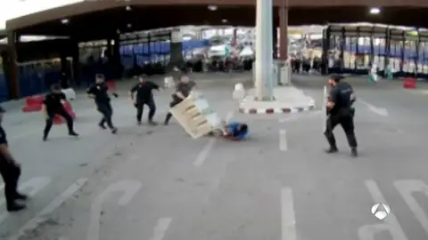 Detienen a un hombre por herir con un cuchillo a un policía en Melilla al grito de "Alá es grande" Detienen a un hombre por herir con un cuchillo a un policía en Melilla al grito de "Alá es grande"