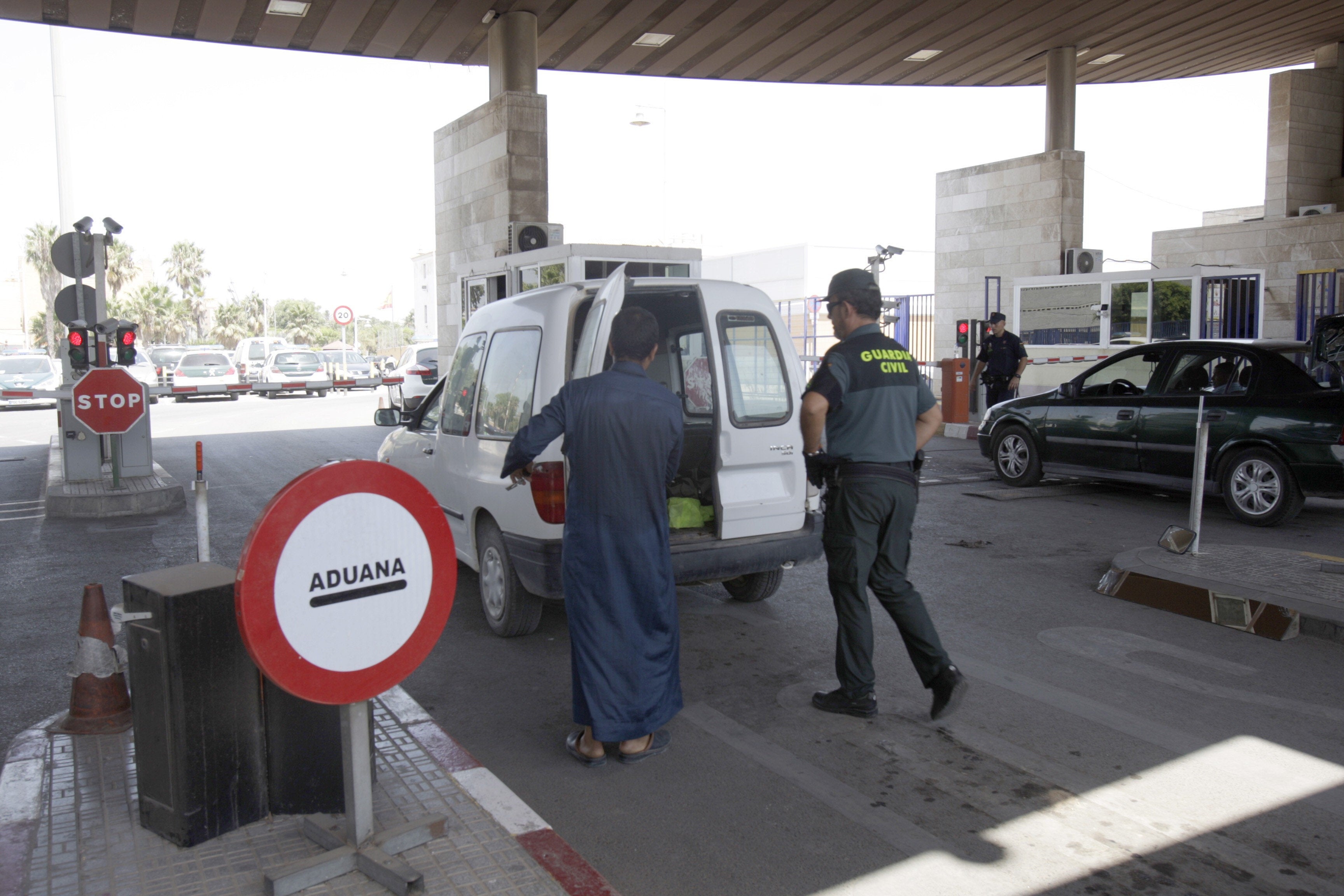 Un coche 'kamikaze' con cuatro inmigrantes ocultos entra en Melilla hiriendo a dos policías Un coche 'kamikaze' con cuatro inmigrantes ocultos entra en Melilla hiriendo a dos policías