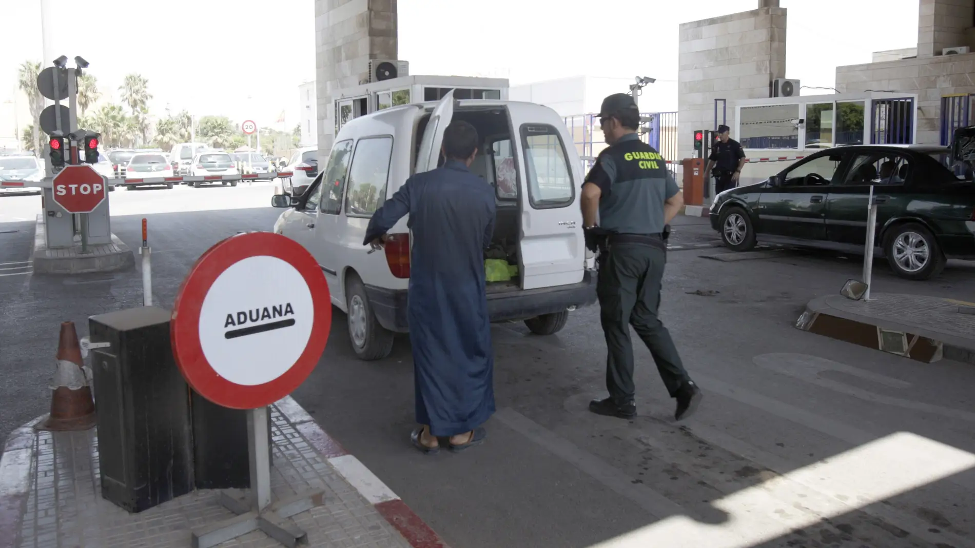 Uno de los controles de la frontera entre España y Marruecos en Melilla
