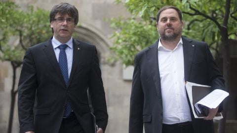 Carles Puigdemont y Oriol Junqueras, en el Parlament catal&aacute;n