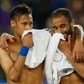 Neymar y Lucas Moura dialogan tras un Barcelona - PSG Neymar y Lucas Moura dialogan tras un Barcelona - PSG
