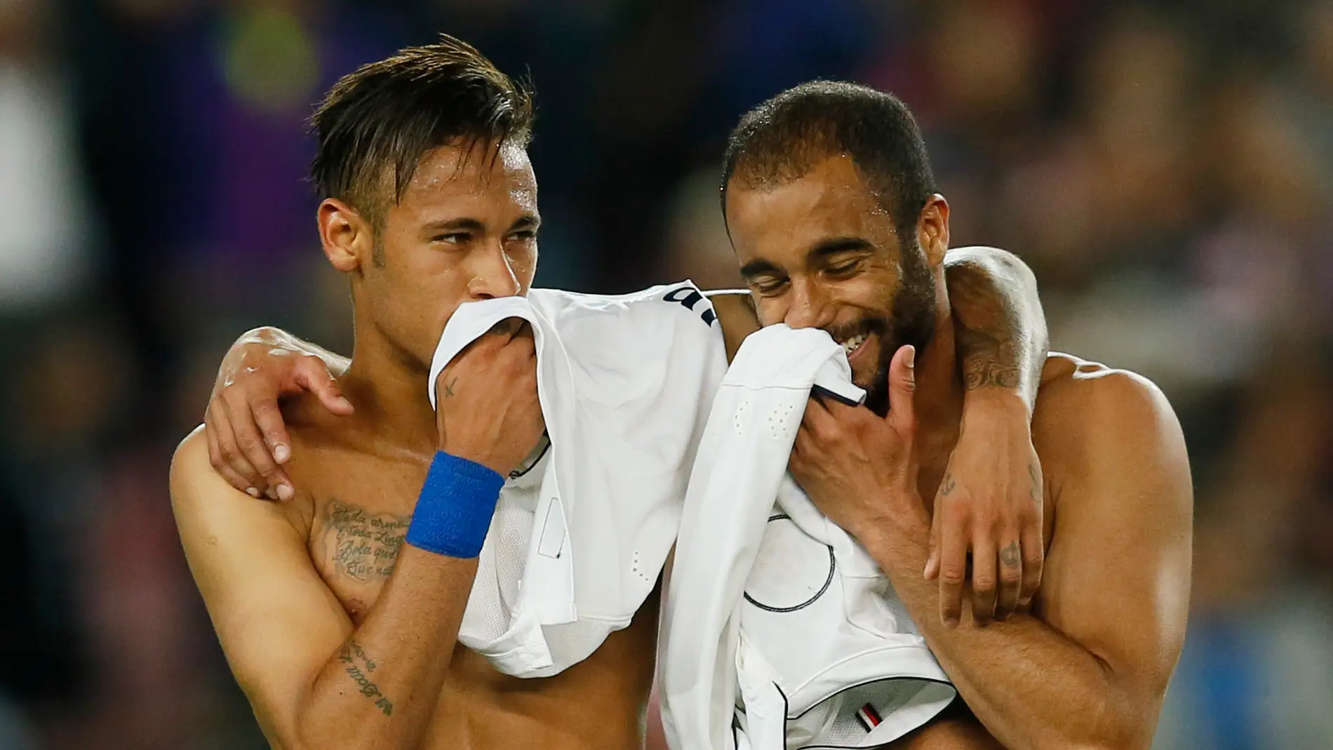 Neymar y Lucas Moura dialogan tras un Barcelona - PSG