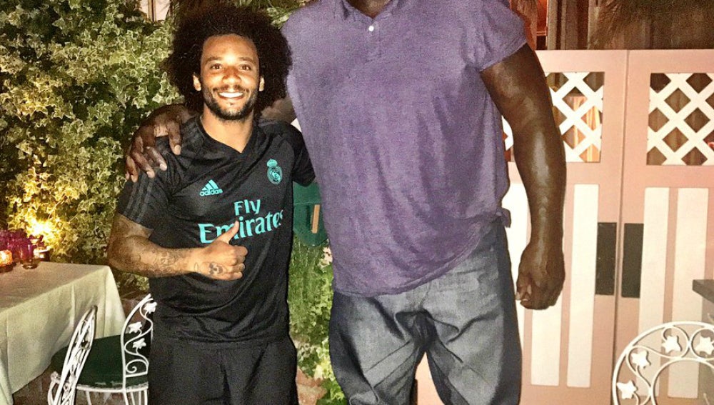 Marcelo posa junto a un histórico de la NBA de más de dos metros