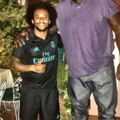 Marcelo posa junto a un histórico de la NBA de más de dos metros