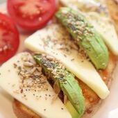 Tostada aguacate, semillas y queso