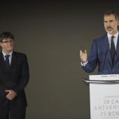 El Rey Felipe VI con Carles Puigdemont