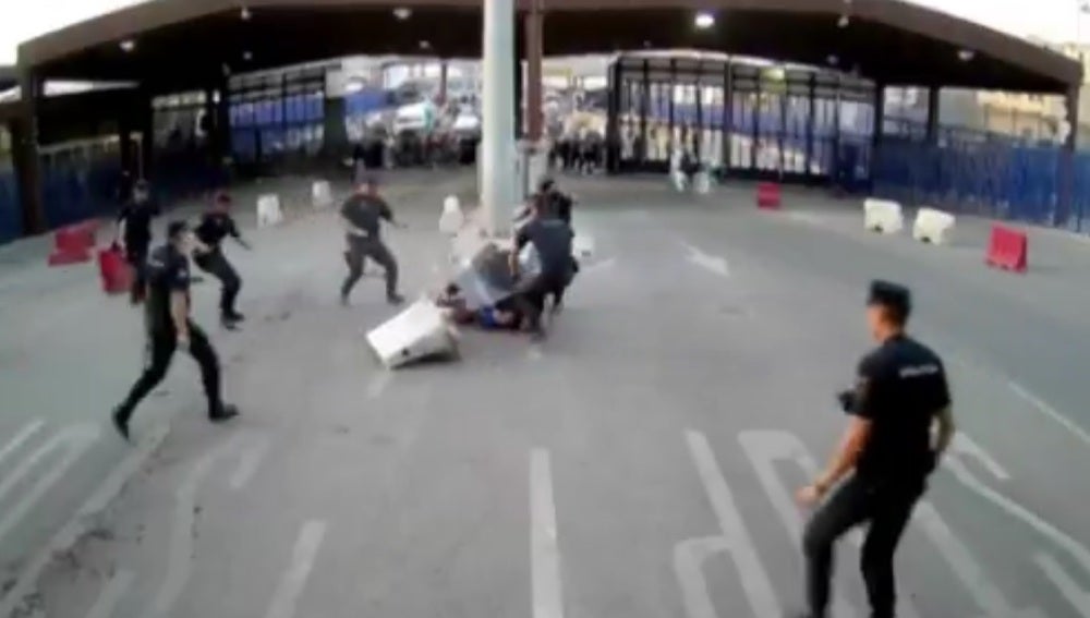 Momento de la detención del atacante en el puesto fronterizo de Melilla