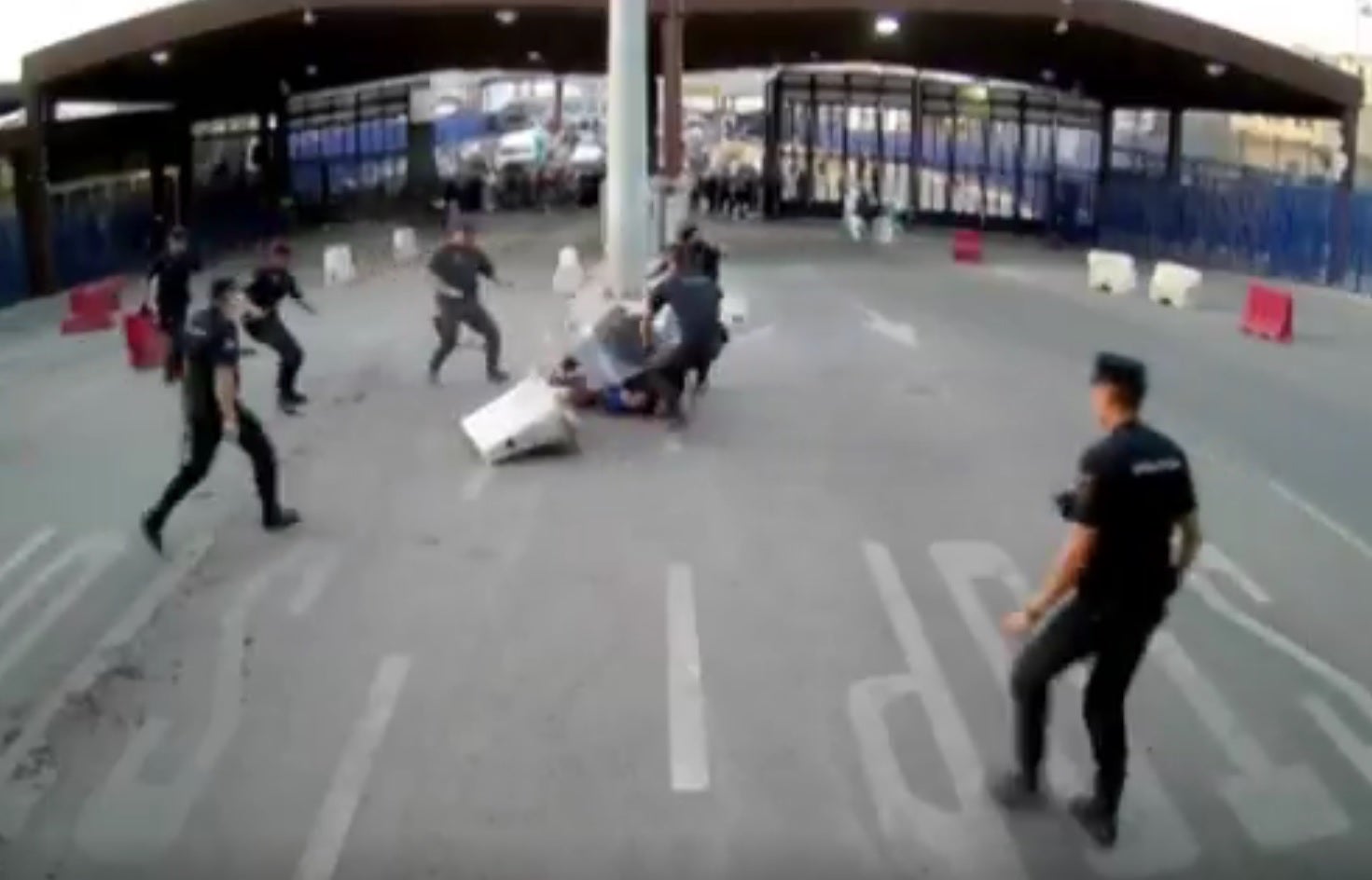 Prisión provisional para el hombre que atacó el martes con un cuchillo en la frontera de Melilla Prisión provisional para el hombre que atacó el martes con un cuchillo en la frontera de Melilla