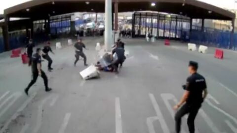 Momento de la detenci&oacute;n del atacante en el puesto fronterizo de Melilla