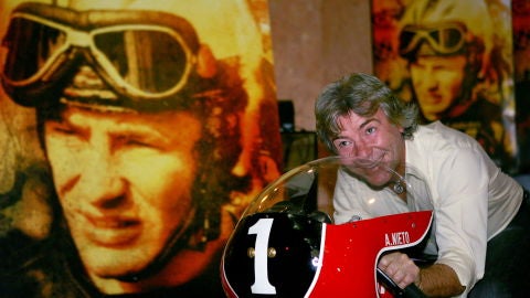 &Aacute;ngel Nieto, subido en su moto con el n&uacute;mero '1'