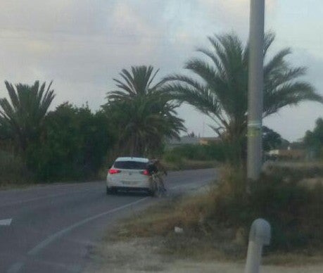 Un conductor arrolla a un ciclista tras una discusión y huye del lugar Un conductor arrolla a un ciclista tras una discusión y huye del lugar