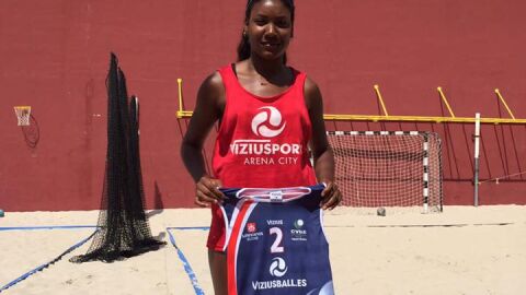 Ismaray Silveira posa con la camiseta del CV Elche Viziusport