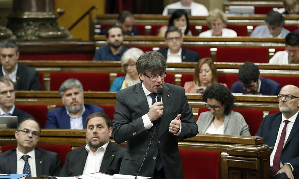 Puigdemont y los diputados de Junts pel Sí firman de forma conjunta le ley del referéndum Puigdemont y los diputados de Junts pel Sí firman de forma conjunta le ley del referéndum