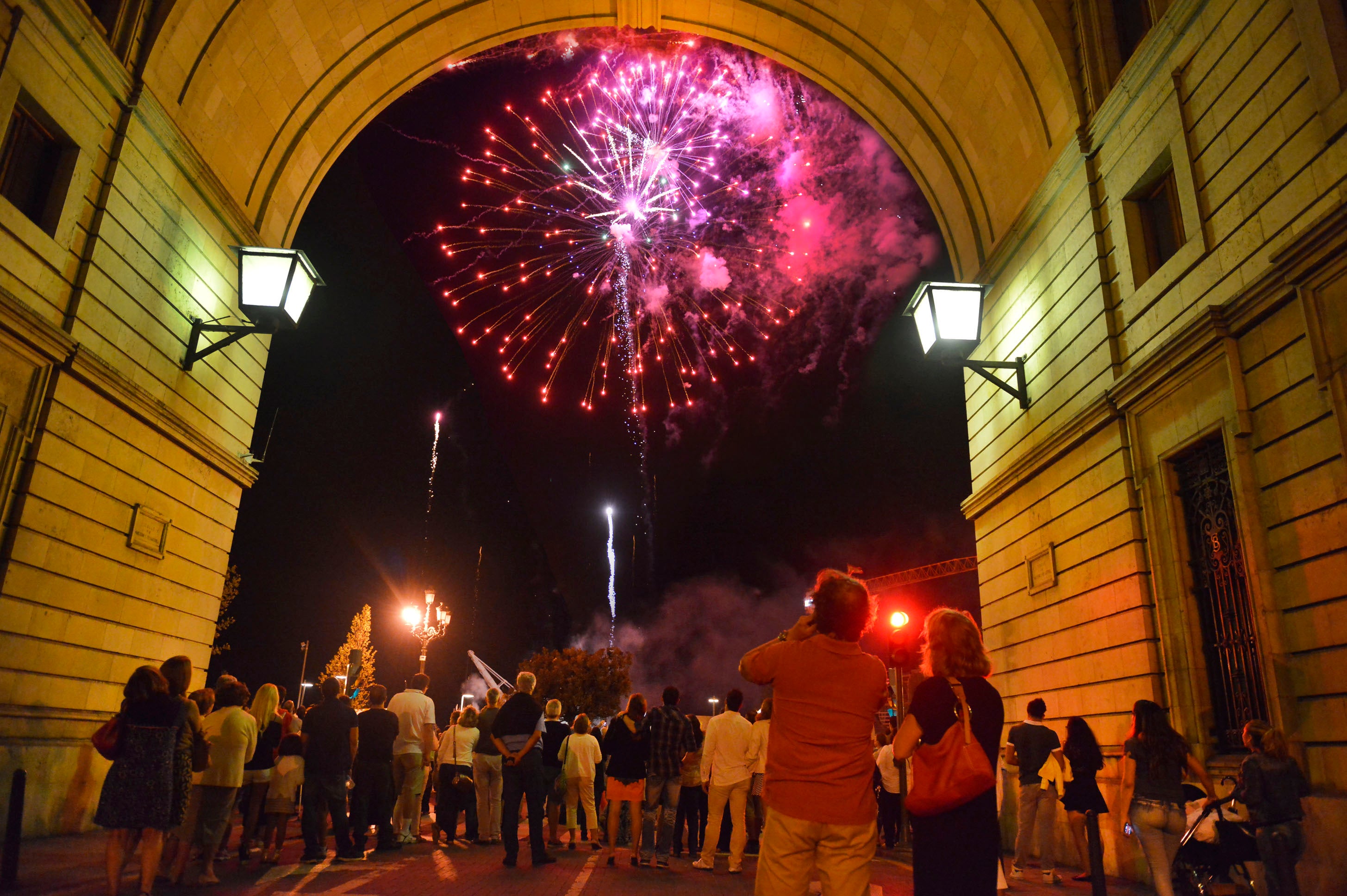 Segunda noche de fuegos artificiales en el marco de la Semana Grande Segunda noche de fuegos artificiales en el marco de la Semana Grande