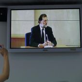 Rajoy, en una pantalla mientras declara en la Audiencia Nacional