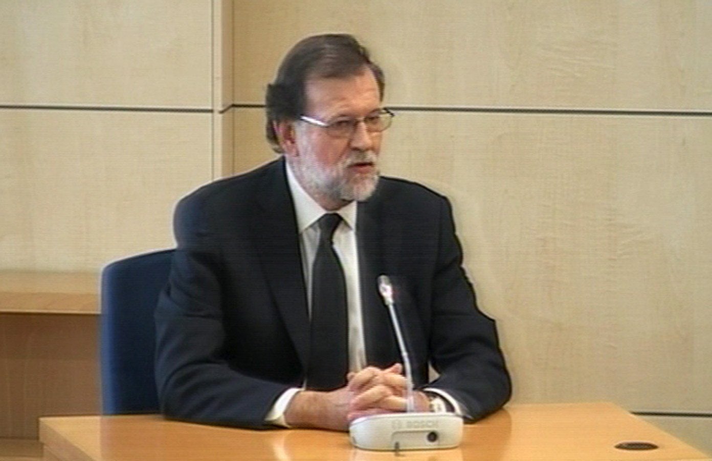 Mariano Rajoy niega el cobro de sobresueldos porque "sería ilegal" Mariano Rajoy niega el cobro de sobresueldos porque "sería ilegal"