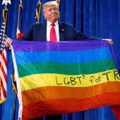 Donald Trump con la bandera LGTB | Archivo