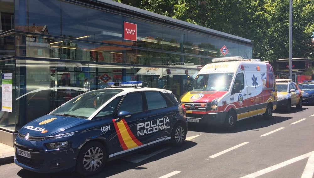Un coche de Policía y una ambulancia del SAMUR en la estación de metro de Embajadores