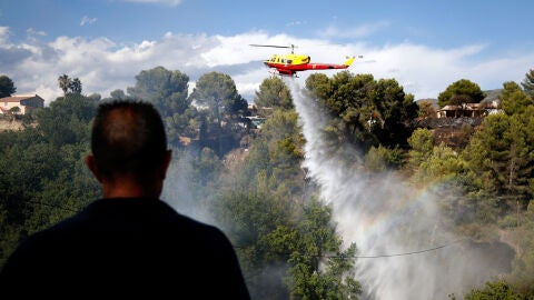 Un avión de extinción apagando un incendio