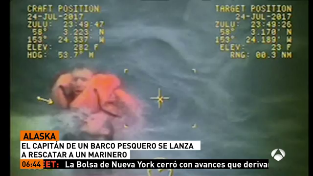 El capitán de un pesquero en Alaska se lanza al agua para salvar a un marinero El capitán de un pesquero en Alaska se lanza al agua para salvar a un marinero