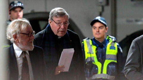 El cardenal Pell llegando al tribunal australiano
