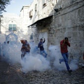 Decenas de heridos en nuevos choques en Al Aqsa entre palestinos e israelíes