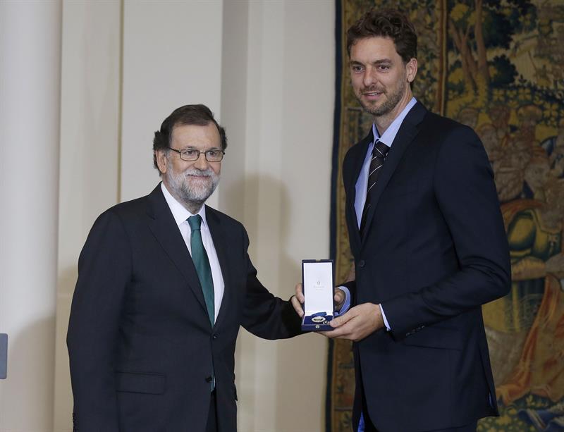 Rajoy elogia a Pau Gasol: "ha logrado que el mundo admire al baloncesto español" Rajoy elogia a Pau Gasol: "ha logrado que el mundo admire al baloncesto español"