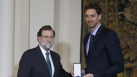 Mariano Rajoy y Pau Gasol posan con la Medalla de oro al m&eacute;rito en el trabajo