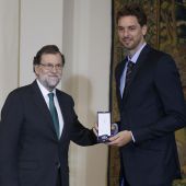 Mariano Rajoy y Pau Gasol posan con la Medalla de oro al mérito en el trabajo