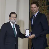Mariano Rajoy y Pau Gasol posan con la Medalla de oro al mérito en el trabajo Mariano Rajoy y Pau Gasol posan con la Medalla de oro al mérito en el trabajo
