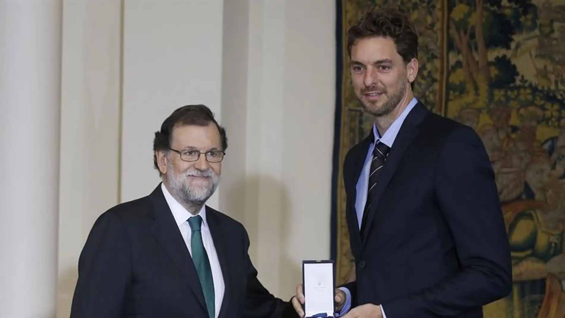Mariano Rajoy y Pau Gasol posan con la Medalla de oro al mérito en el trabajo