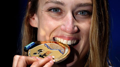 Mireia Belmonte posa con la medalla de oro
