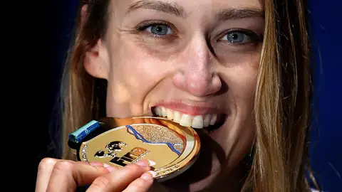 Mireia Belmonte posa con la medalla de oro Mireia Belmonte posa con la medalla de oro