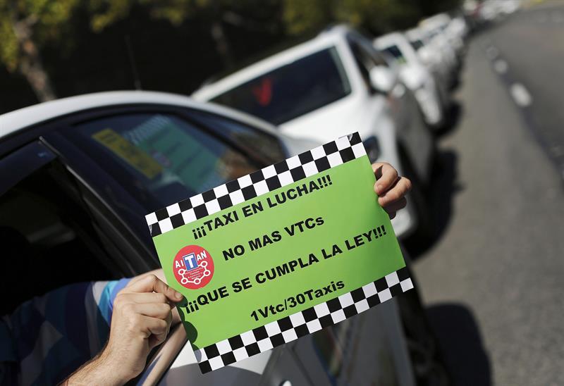 Miles de taxistas se manifiestan en Madrid para pedir soluciones contra las VTC Miles de taxistas se manifiestan en Madrid para pedir soluciones contra las VTC
