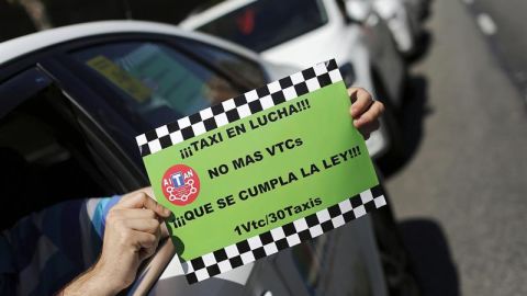 Un taxista protesta contra la normativa de los veh&iacute;culos de alquiler con conductor